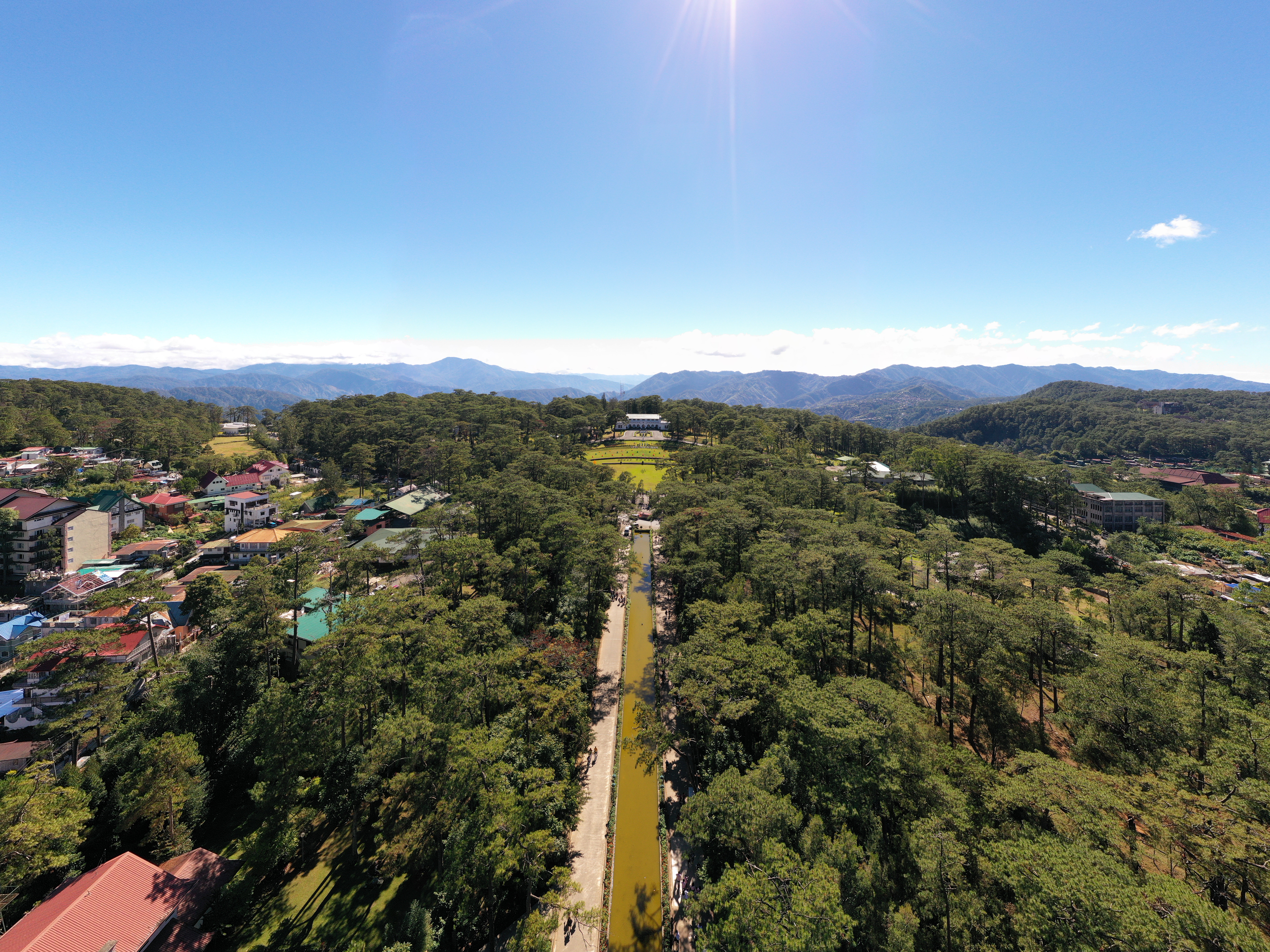 Burnham Park Baguio — larawan 7 sa 18: tanawin ng parke, lagoon, rose garden, pine trees, at mga aktibidad